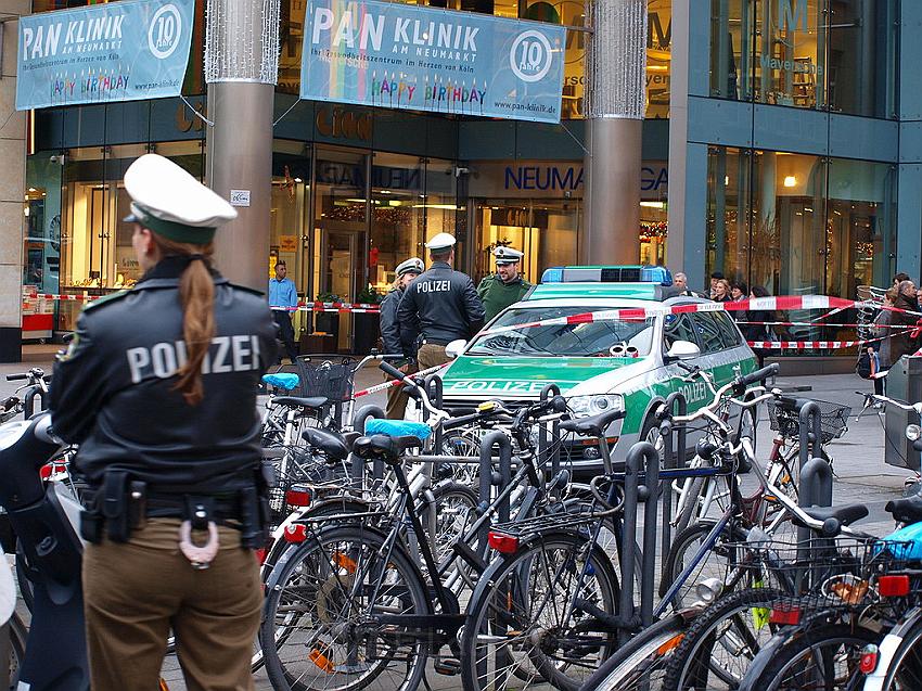 Herrenlose Einkaufstuete gesprengt Koeln Schildergasse P308.JPG